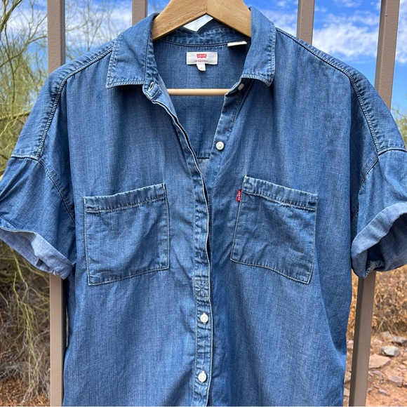 Levi’s Women’s Denim Button Down Shirt Size M Color Blue Denim 💯% Lyocell - Picture 3 of 10